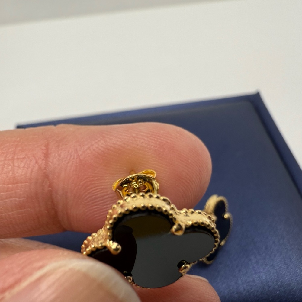18K Yellow Gold Elegant Black and Gold Clover Stud Earrings - Picture 5 of 13